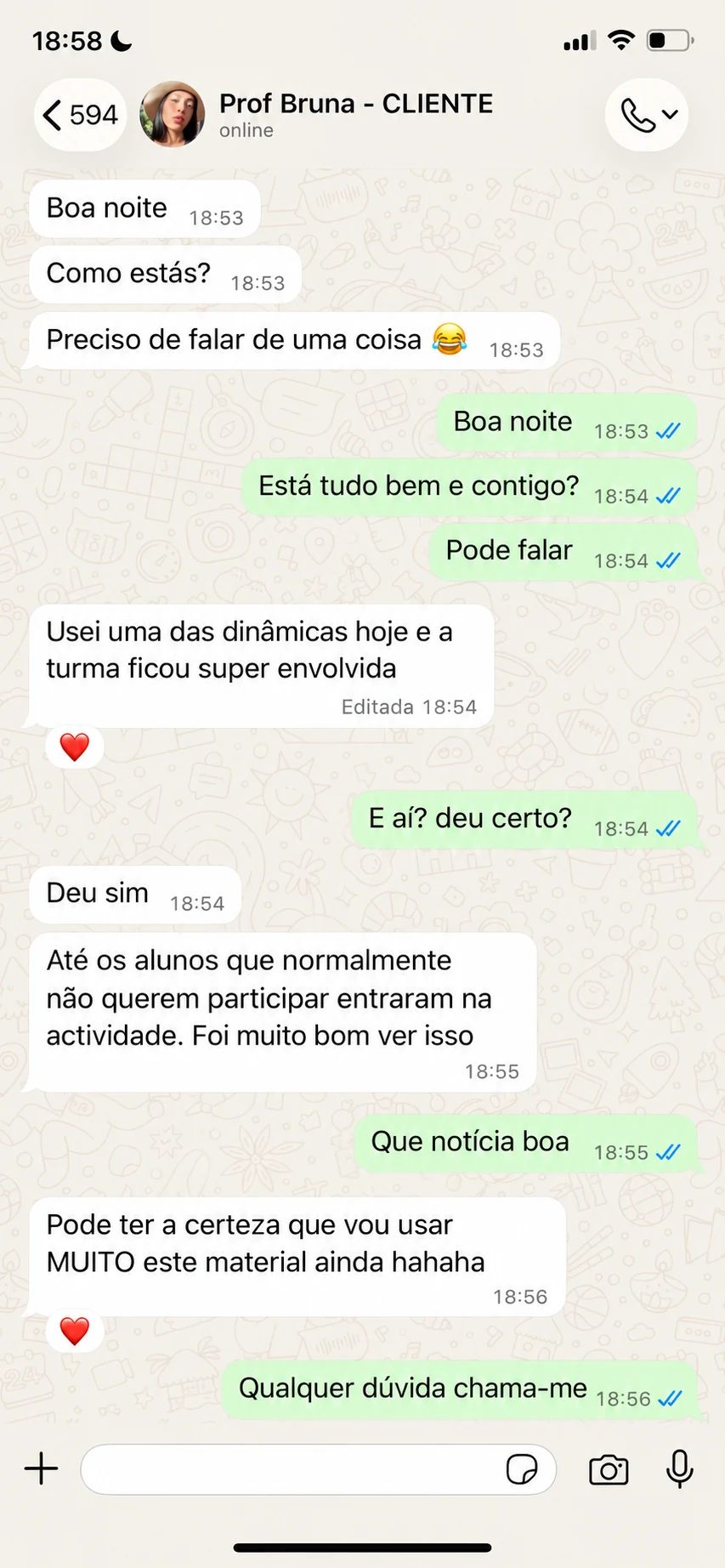 Conversa com a professora Bruna: conta que a turma ficou envolvida na dinâmica, incluindo alunos que normalmente não querem participar, e que pretende continuar a usar o material.